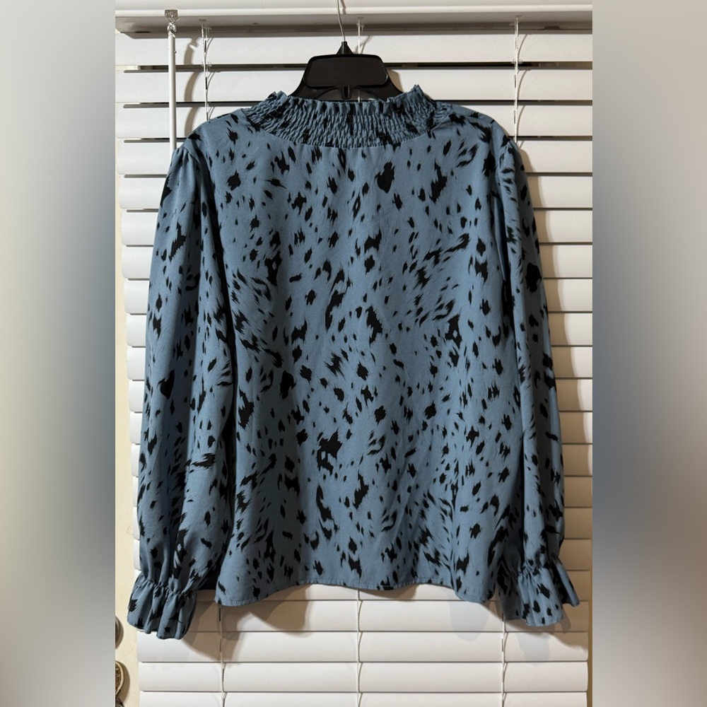 Source Unknown Elegant Blue and Black Blouse